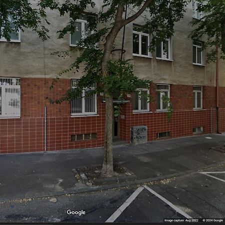 Cozy And Unique Apartment Near Train Station Bratislava Exterior photo