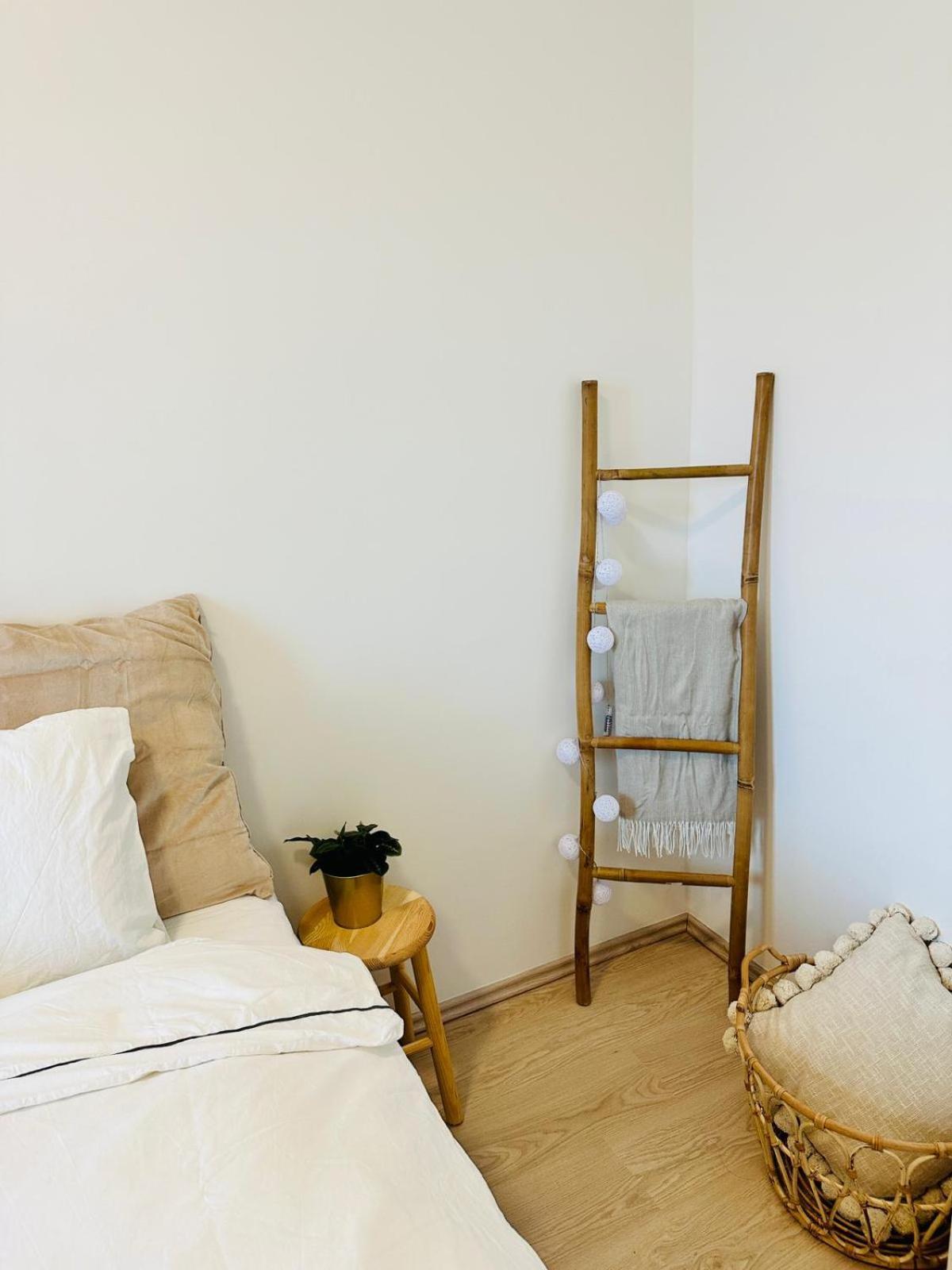 Cozy And Unique Apartment Near Train Station Bratislava Exterior photo
