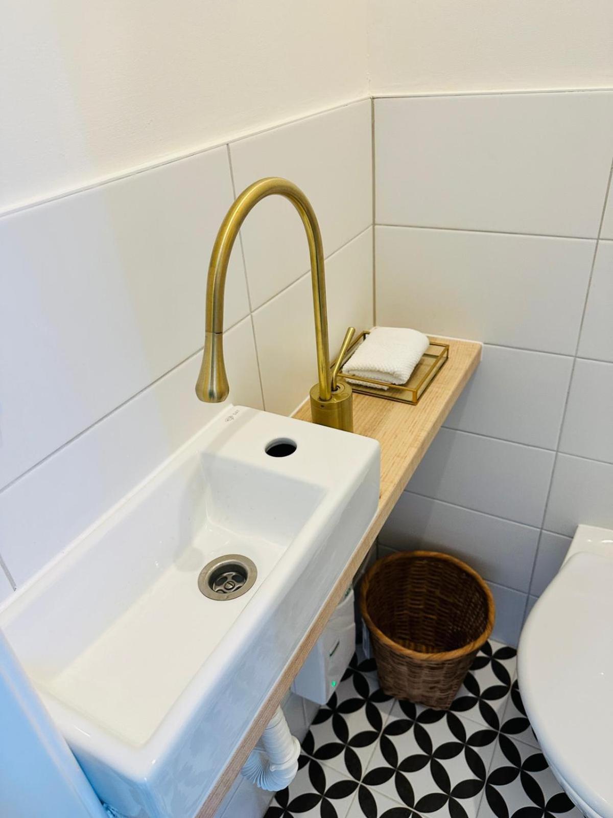 Cozy And Unique Apartment Near Train Station Bratislava Exterior photo